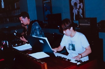 With organ trio in Japan around 1997. I think the organist was named Michiko (nice player) and I remember playing Wes Montgomerys "Beaux Arts" with this group.
With organ trio in Japan around 1997. I think the organist was named Michiko (nice player) and I remember playing Wes Montgomerys "Beaux Arts" with this group.